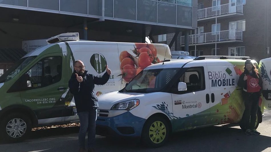 La Corbeille, une des banques alimentaires utilise la "bibliomobile" pour livrer de la nourriture.
