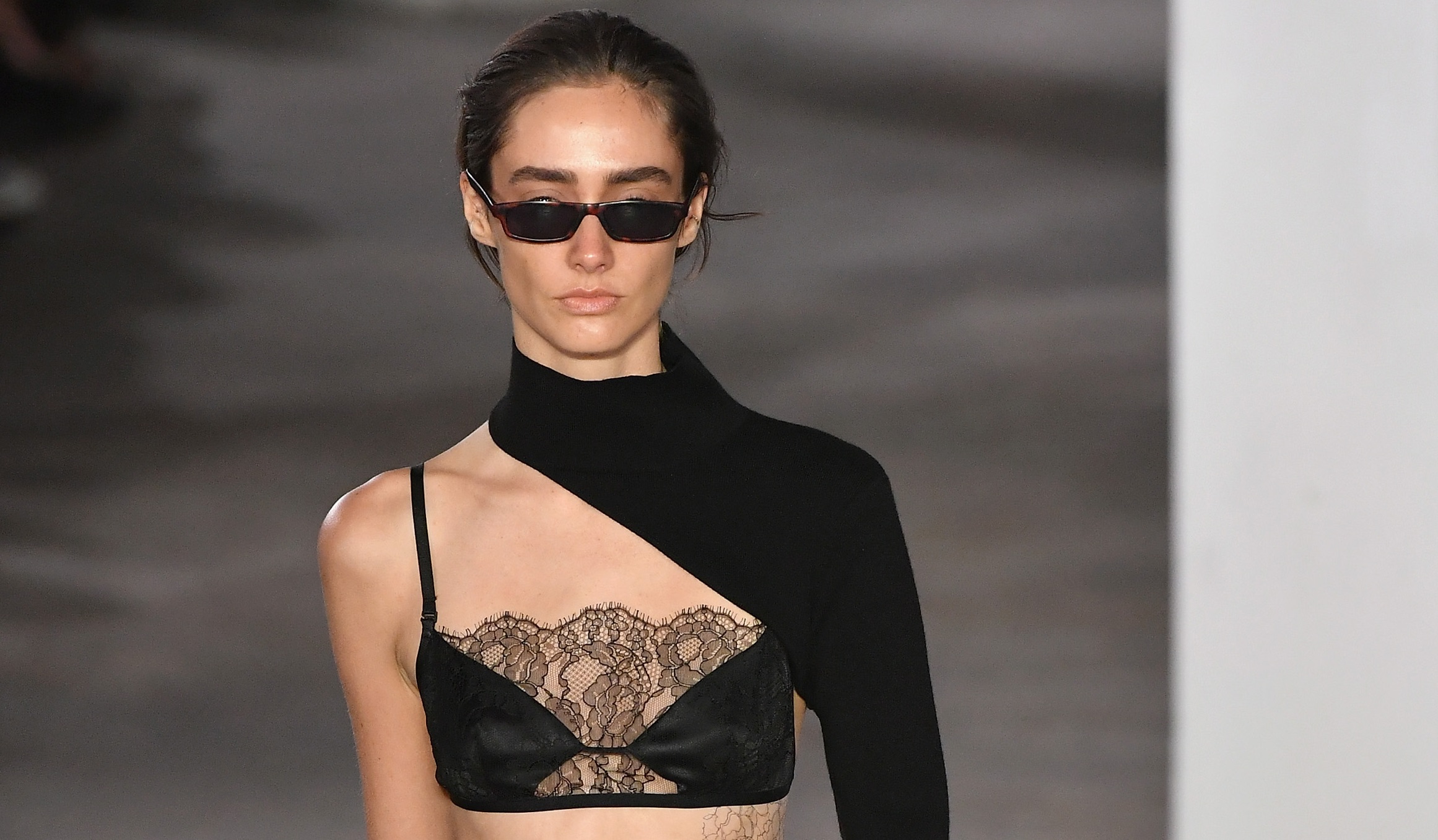 Femme portant de la lingerie et des lunettes de soleil
