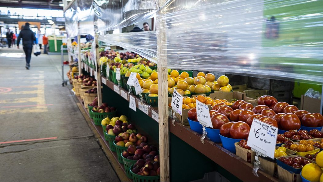 Un étal de fruits et légumes au marché Jean-Talon