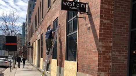 La boutique West Elm placardée