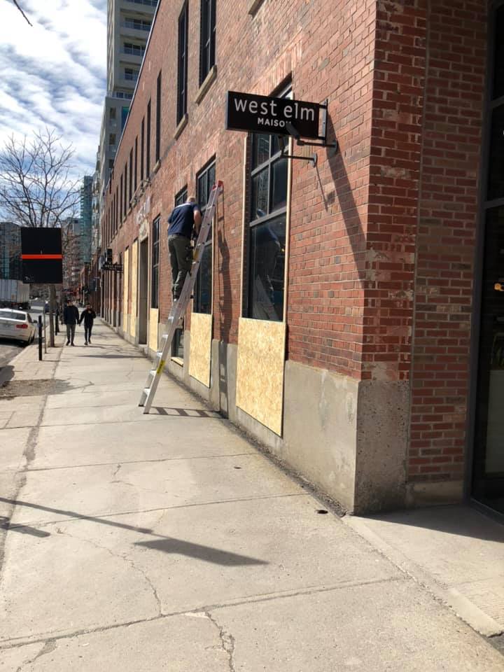 La boutique West Elm placardée