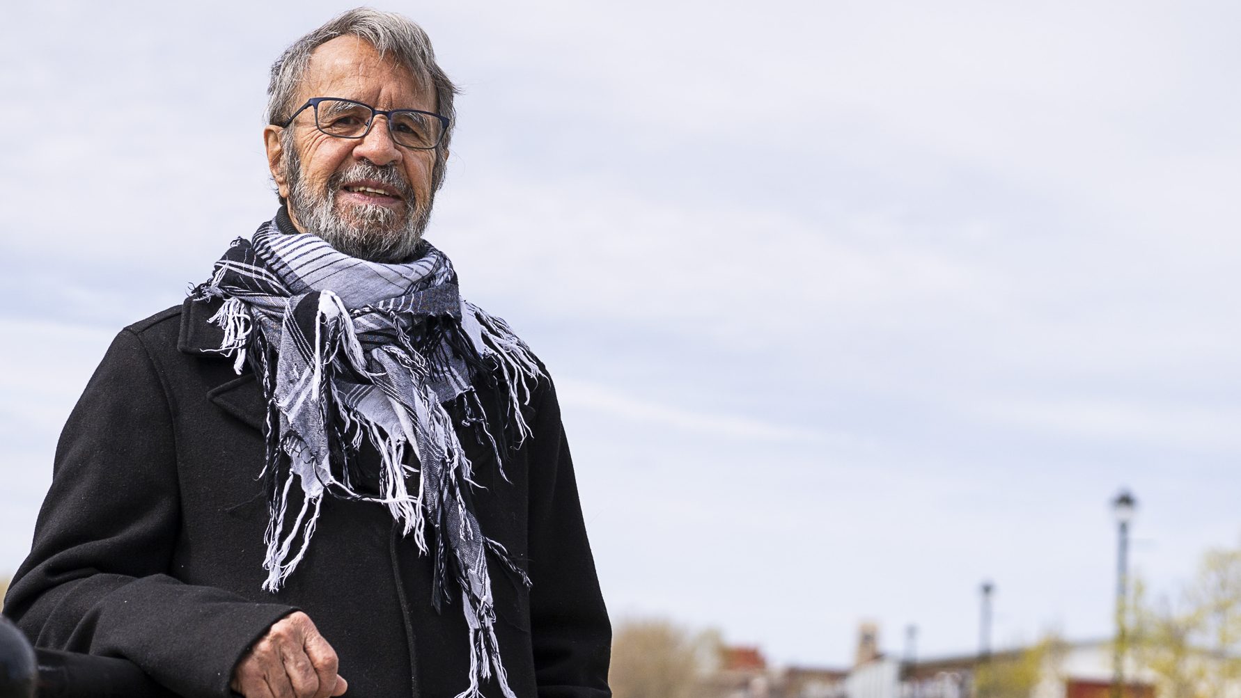 Jean Labbé est bénévole chez les Petits frères. Il fait des appels téléphoniques auprès d’aînés pour briser leur solitude pendant la crise sanitaire du COVID-19.