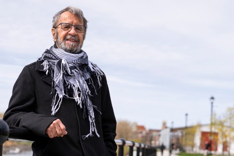 Jean Labbé est bénévole chez les Petits frères. Il fait des appels téléphoniques auprès d’aînés pour briser leur solitude pendant la crise sanitaire du COVID-19.