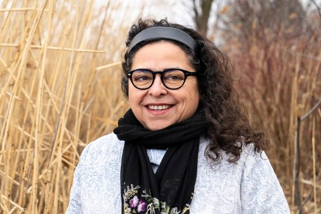La LaSalloise Claudia Valdivia pose devant le fleuve Saint-Laurent à LaSalle
