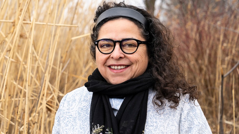 La LaSalloise Claudia Valdivia pose devant le fleuve Saint-Laurent à LaSalle