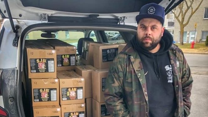 Les beaux jours arrivent et les odeurs de barbecue émanent dans tout le voisinage. Confinés à la maison, les citoyens s’en donnent à cœur joie. Et la demande en accompagnements se fait ressentir : un entrepreneur de Montréal-Est, spécialisé dans les sauces barbecue, doit doubler sa production.