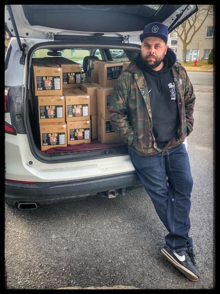 Les beaux jours arrivent et les odeurs de barbecue émanent dans tout le voisinage. Confinés à la maison, les citoyens s’en donnent à cœur joie. Et la demande en accompagnements se fait ressentir : un entrepreneur de Montréal-Est, spécialisé dans les sauces barbecue, doit doubler sa production.