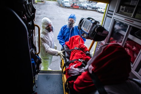 Deux param&eacute;dics au travail.