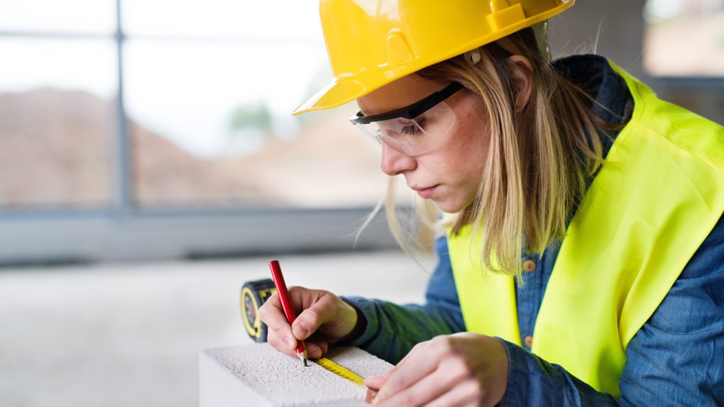 Une jeune femme travaillant sur un chantier