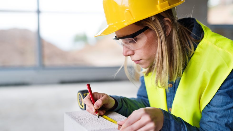 Une jeune femme travaillant sur un chantier