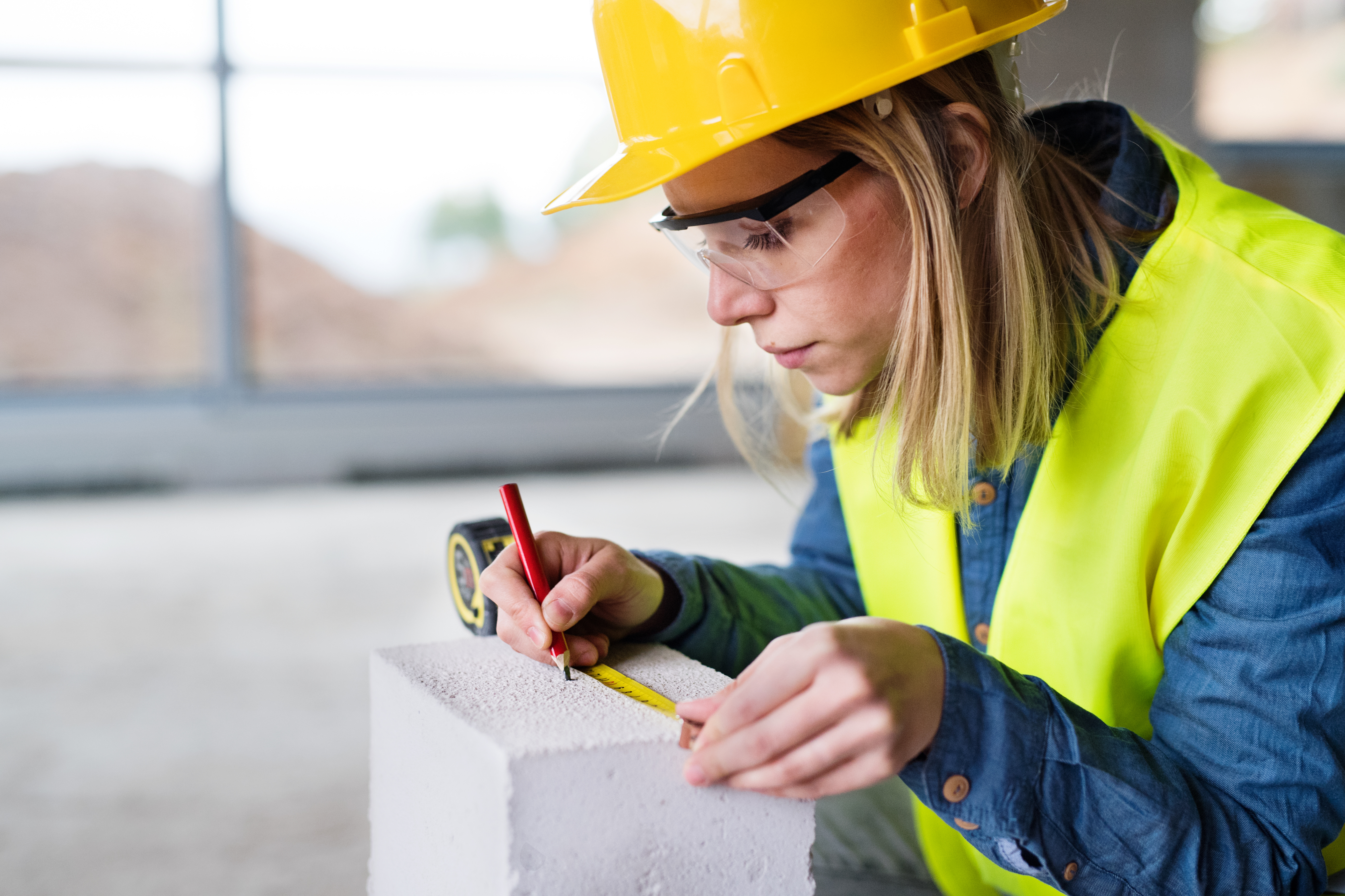 Une jeune femme travaillant sur un chantier