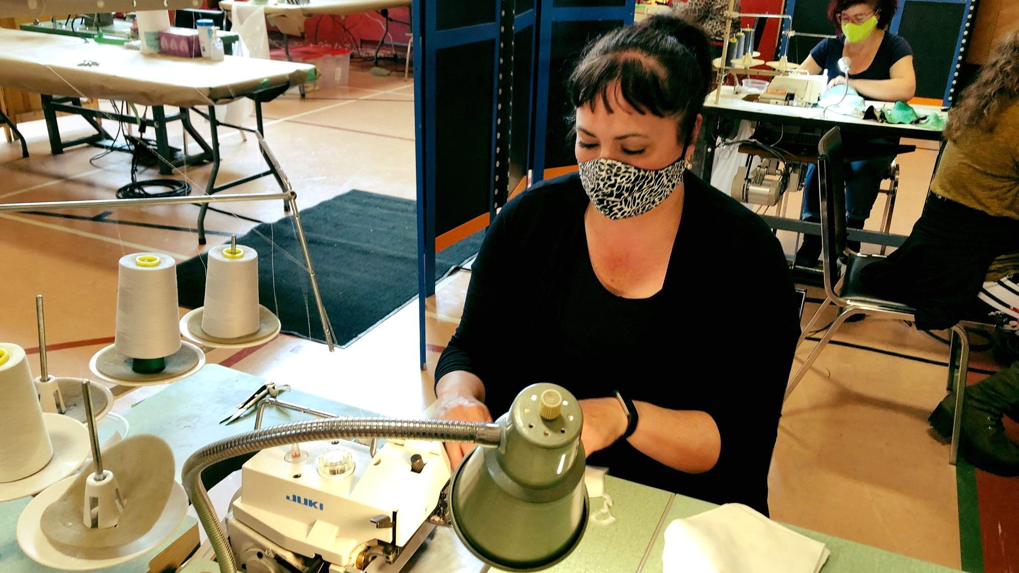 Les couturières fabriquent des masques dans ce gymnase appartenant à Petite-Côte