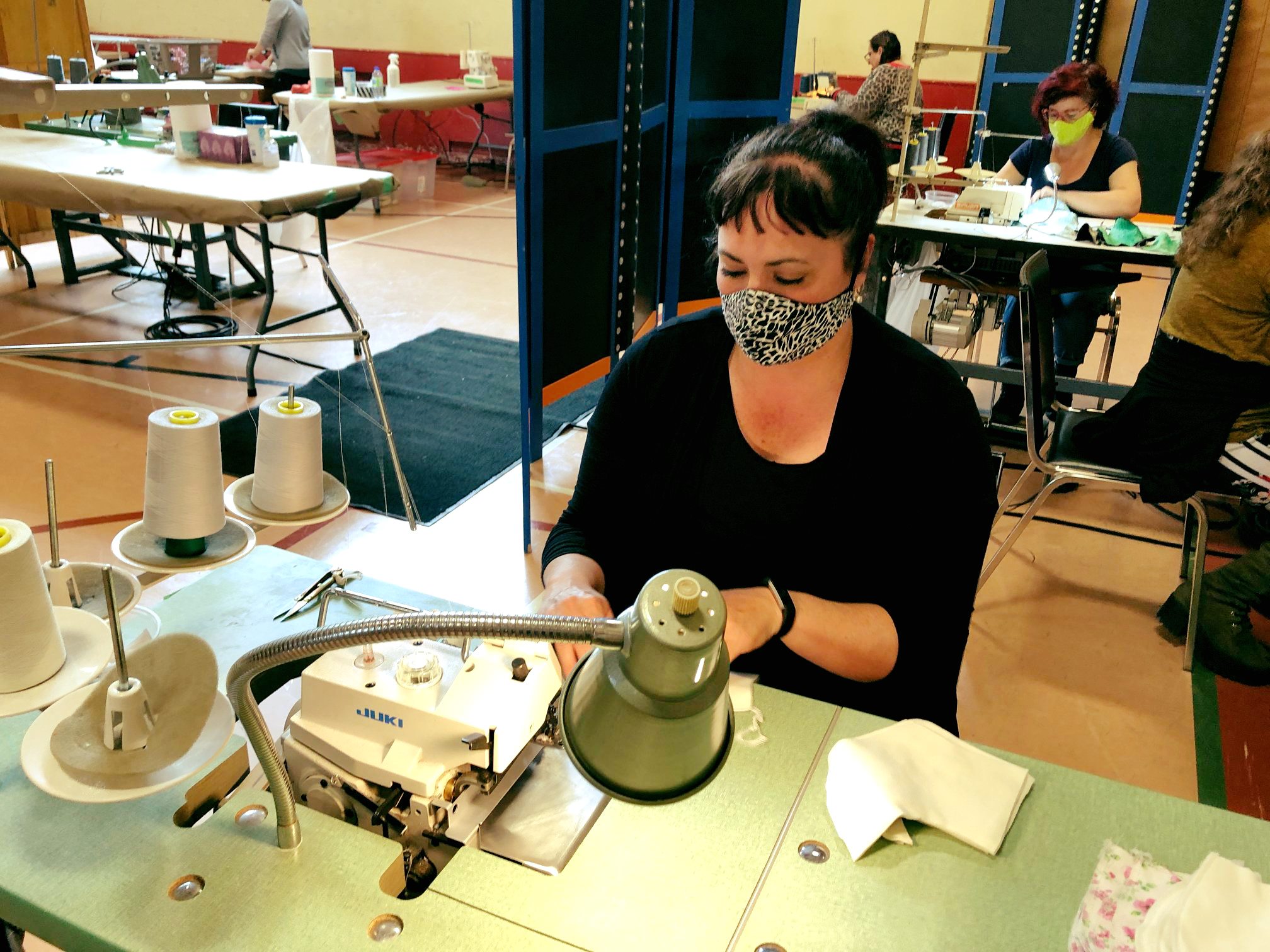 Les couturières fabriquent des masques dans ce gymnase appartenant à Petite-Côte