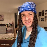 Arnaud Soly portant un bonnet avec des dreads