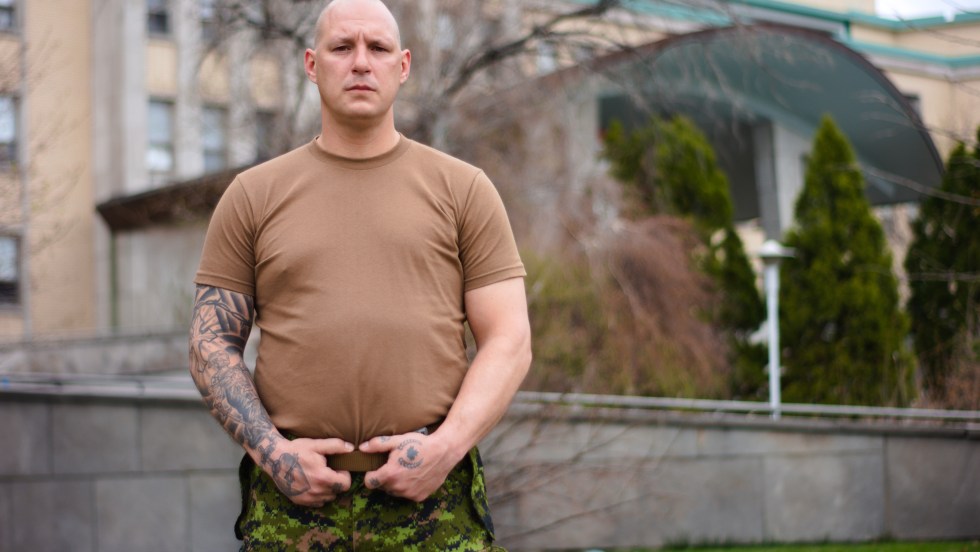 L’adjudant Bernier devant le CHSLD.