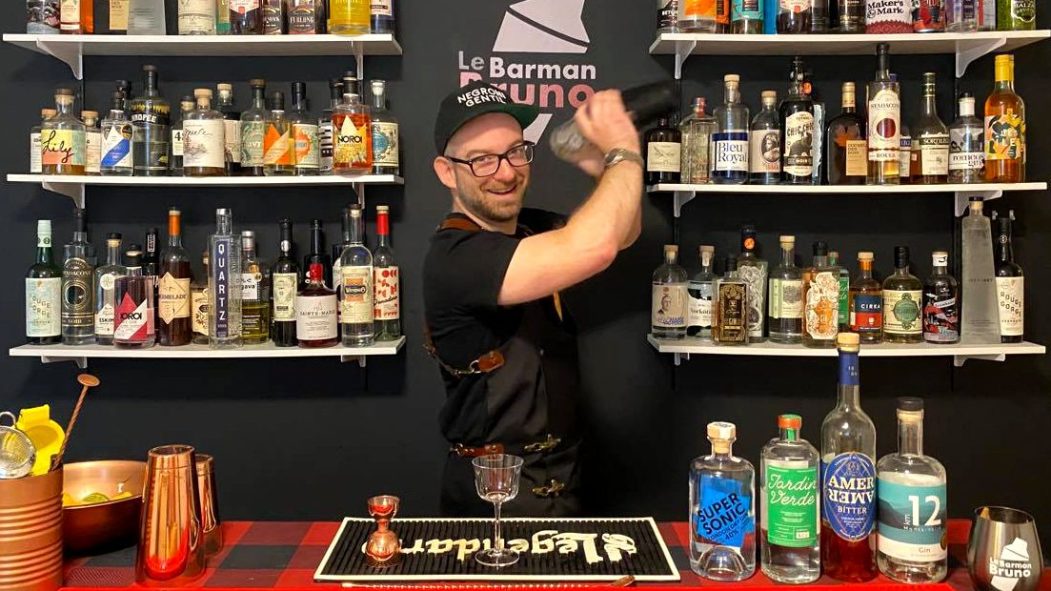 Confiné et en arrêt professionnel, un résident de Pointe-aux-Trembles mis ses talents d’entrepreneur et de barman à profit en se lançant dans la conception de cocktails.