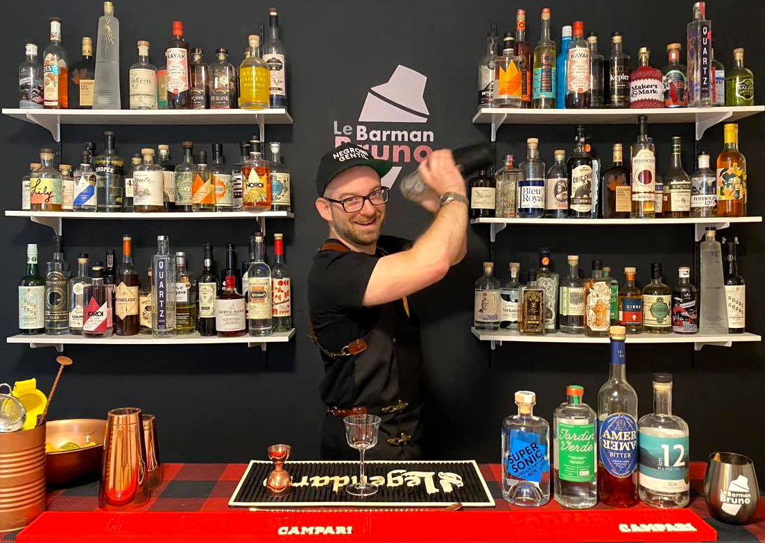 Confiné et en arrêt professionnel, un résident de Pointe-aux-Trembles mis ses talents d’entrepreneur et de barman à profit en se lançant dans la conception de cocktails.