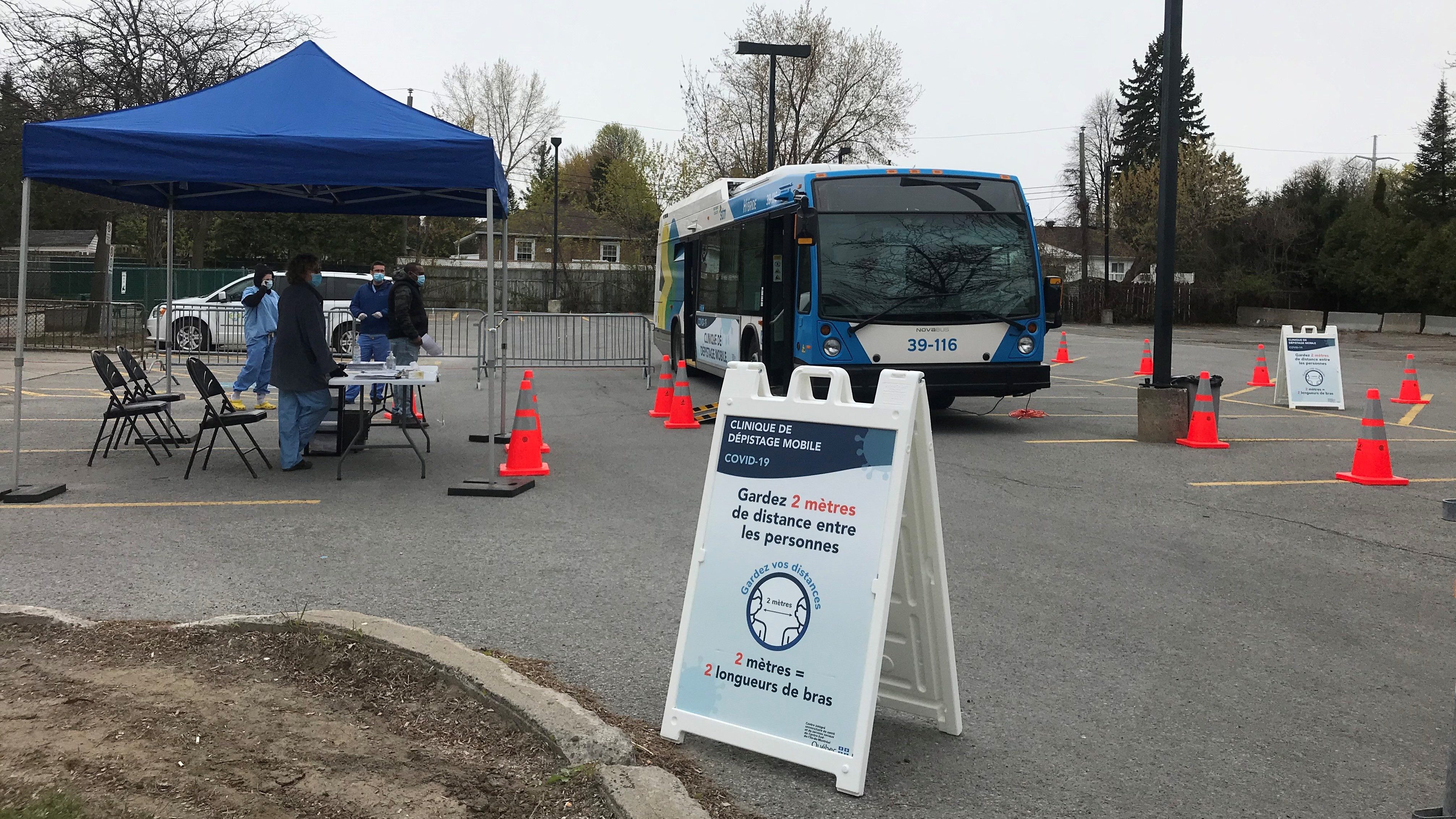 Six autobus de la STM ont été convertis en centre de prélèvement mobile.