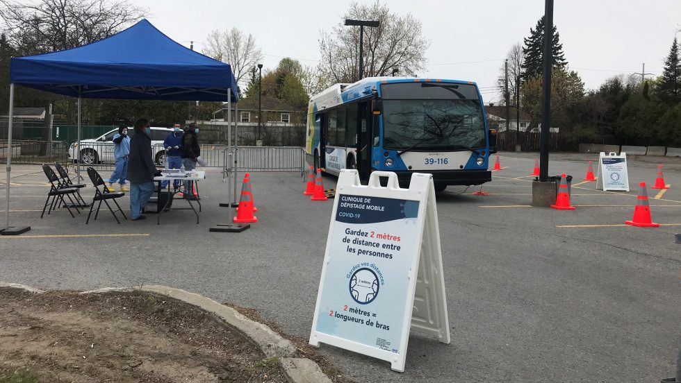 Six autobus de la STM ont été convertis en centre de prélèvement mobile.