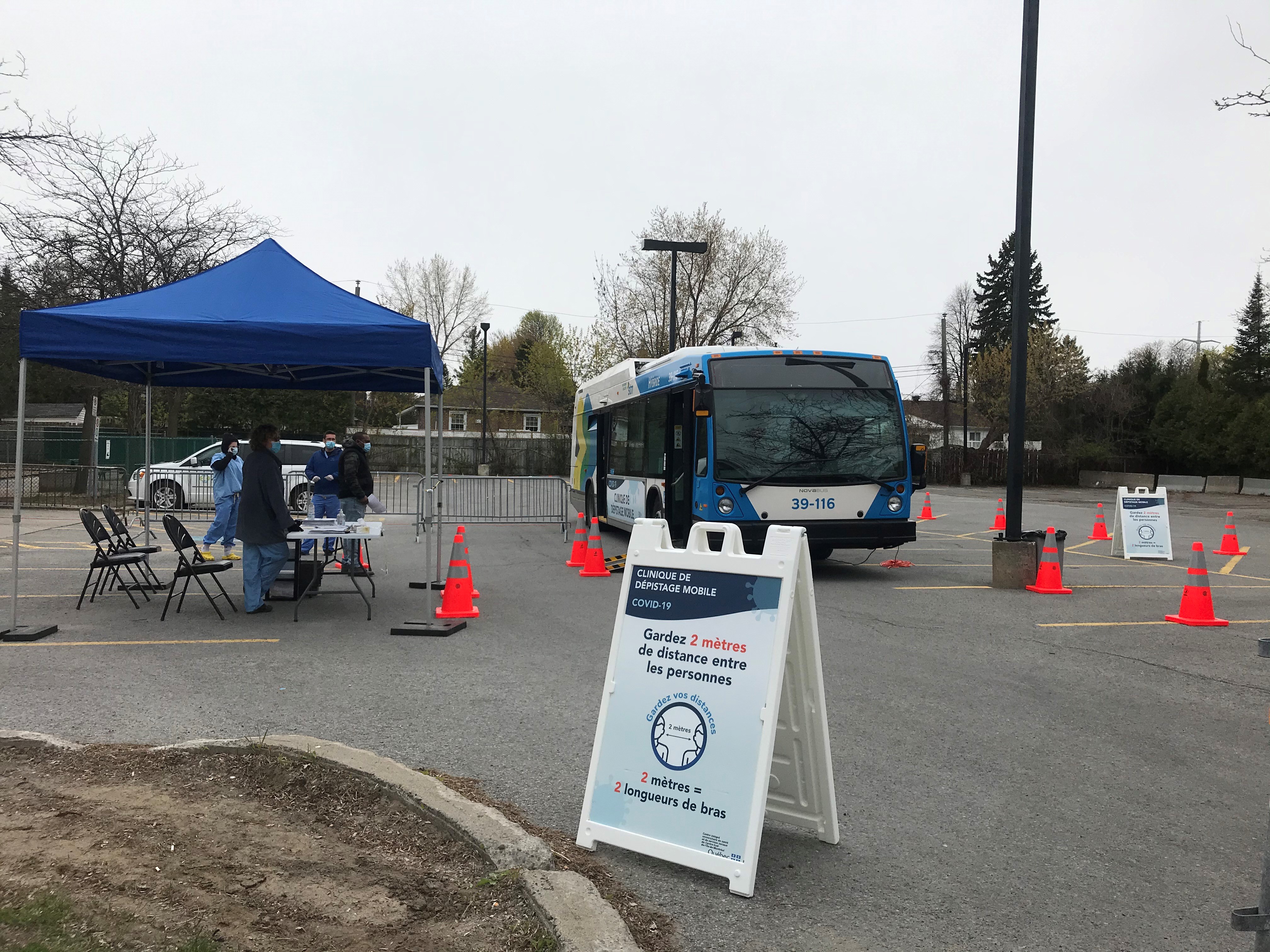 Six autobus de la STM ont été convertis en centre de prélèvement mobile.