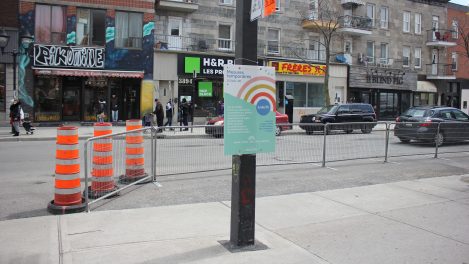 Des barrières ont été installées sur la rue Ontario pour créer des corridors sanitaires.