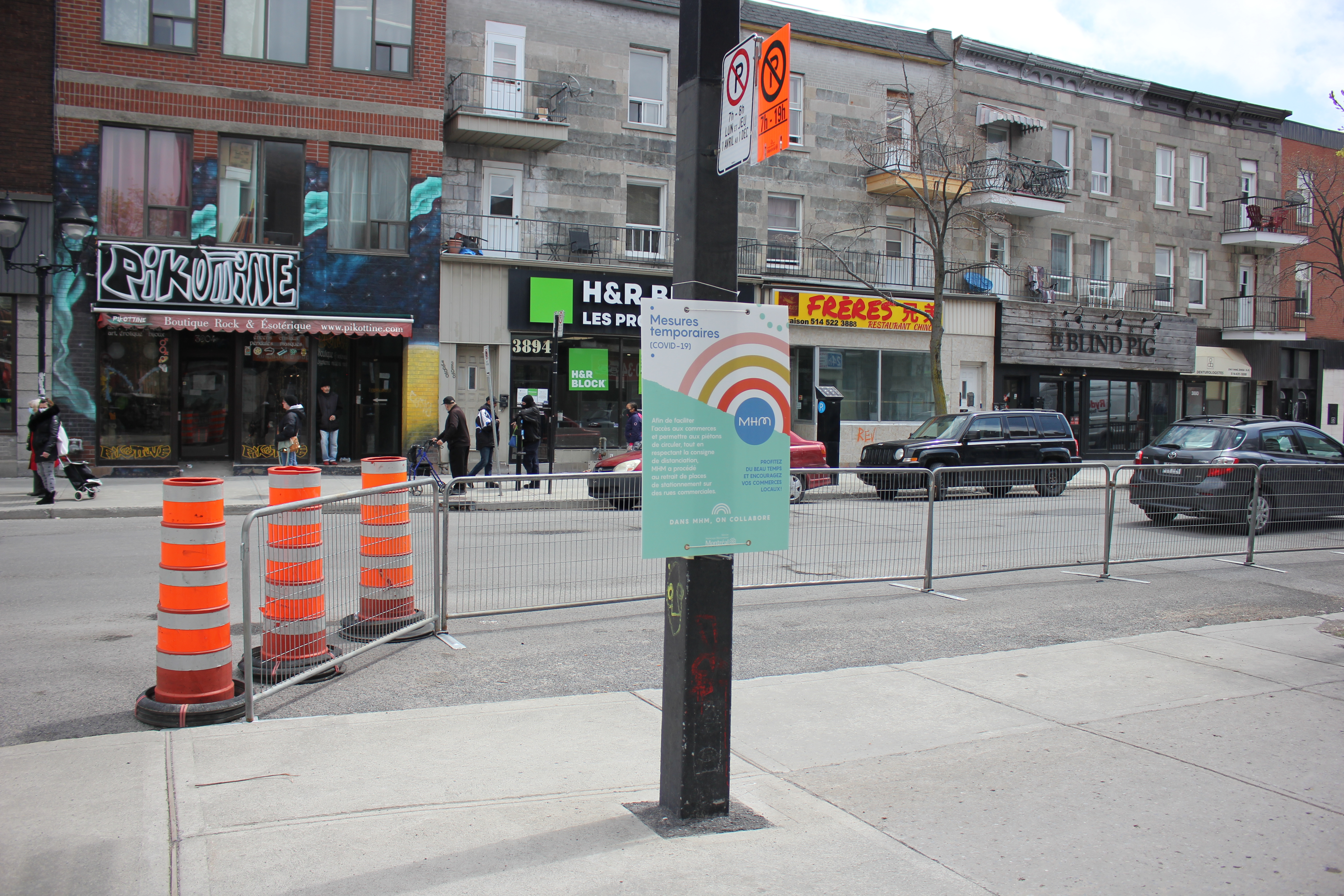 Des barrières ont été installées sur la rue Ontario pour créer des corridors sanitaires.