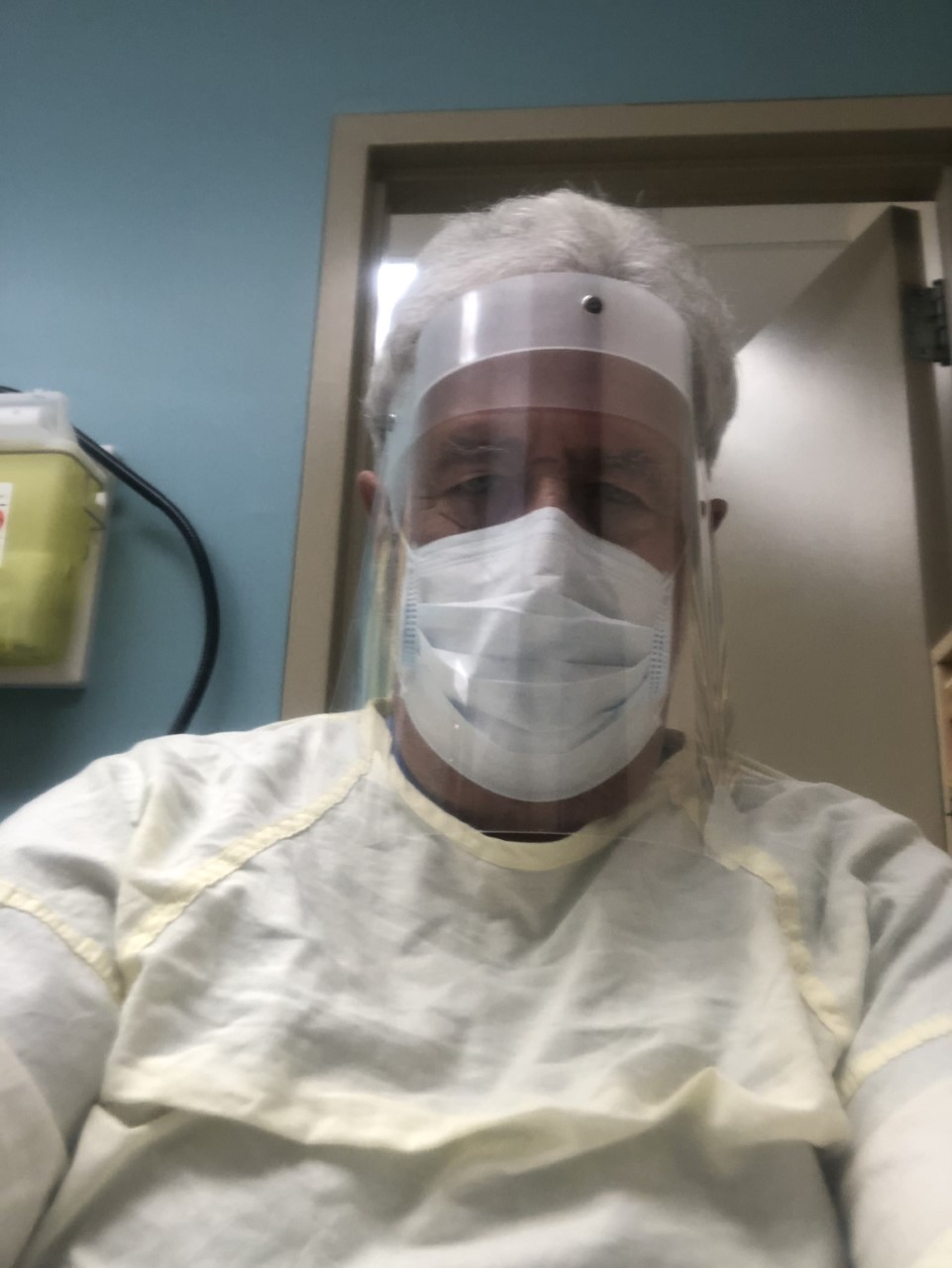 Le docteur Bruno L'Heureux, de Laval, porte du matériel de protection contre la COVID-19.