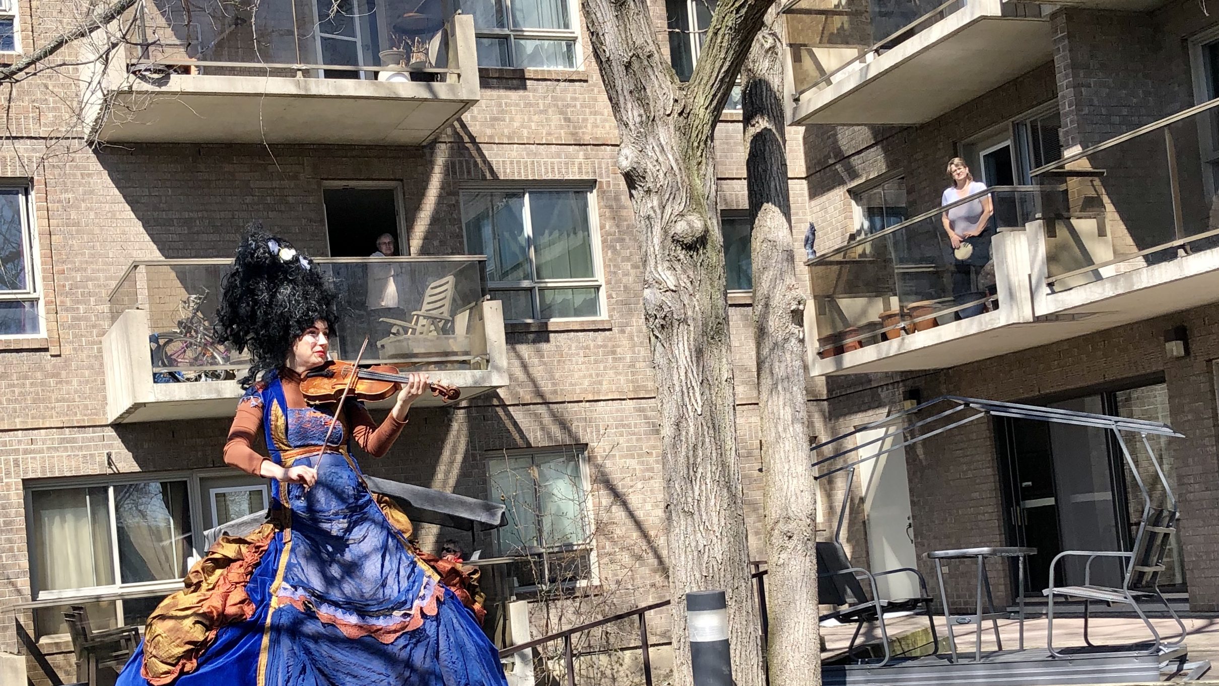 Depuis le balcon de leur HLM, les aînés peuvent assister au spectacle