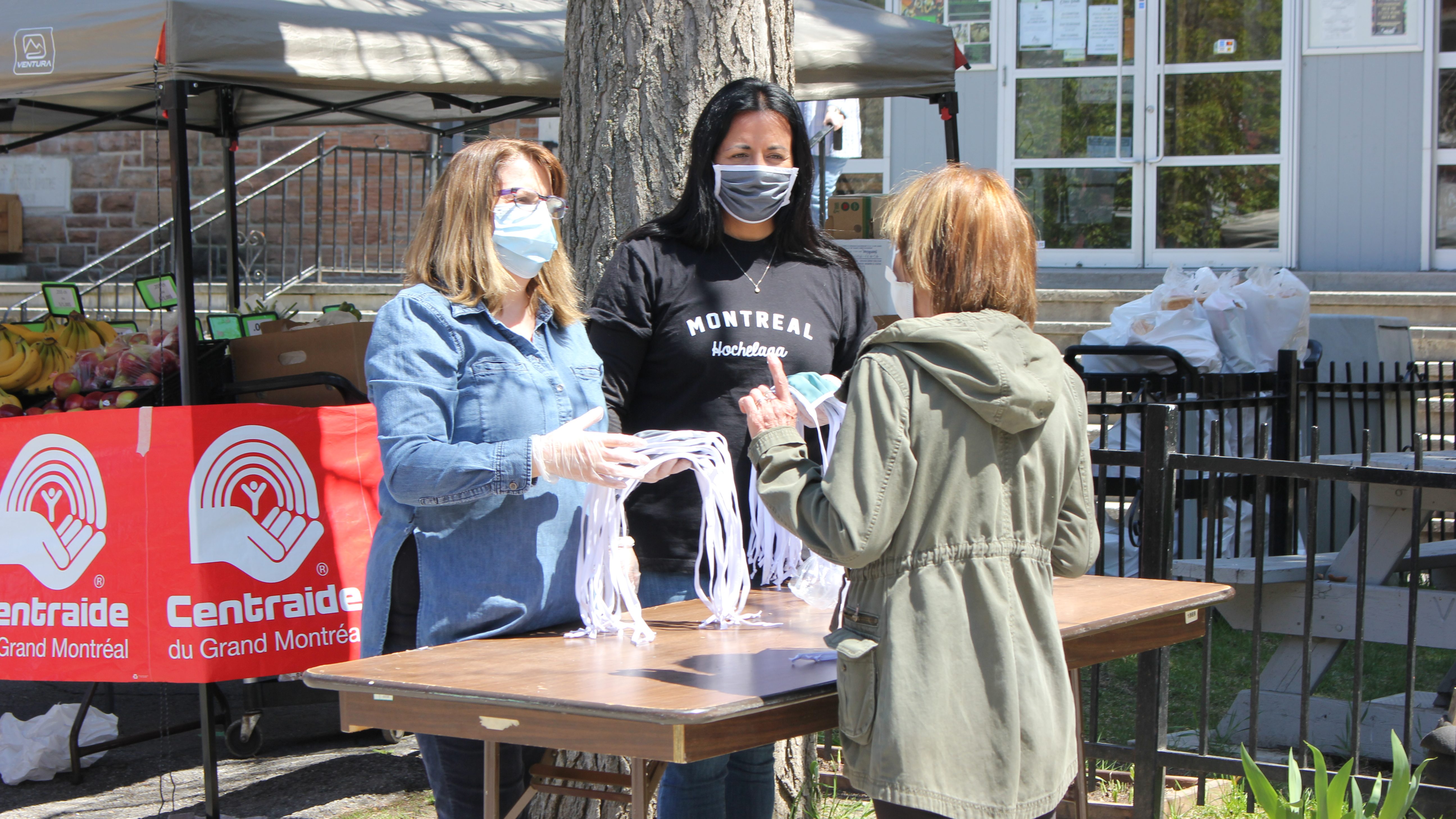 Une distribution de masques a eu lieu dans MHM la semaine dernière en présence de la députée fédérale, Soraya Martinez Ferrada, en noir, et de la directrice du Chic Resto Pop, Miriam Morin.