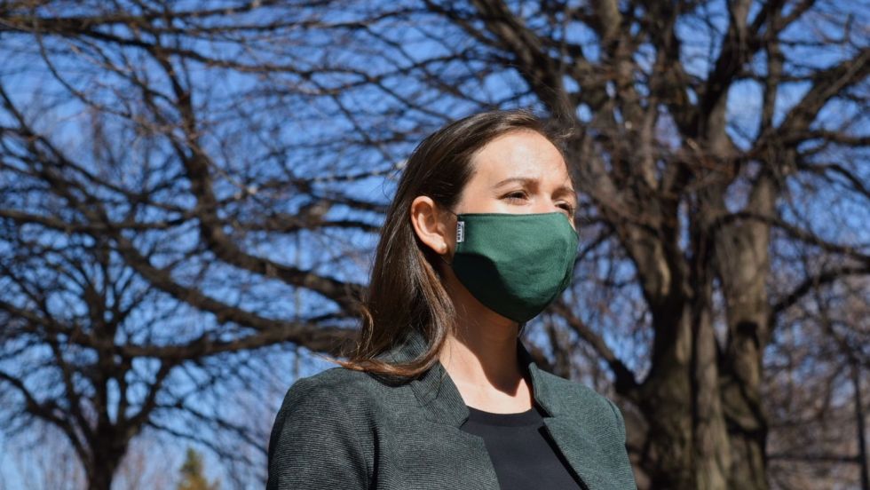 Dans l’est de Montréal, plusieurs entreprises se sont lancées dans la production de masques en tissus.