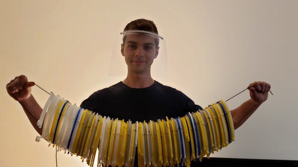 Un employé des logements pour aînés gérées par la Corporation Mainbourg, a mis ses imprimantes 3D personnelles au profit de la lutte contre la pandémie de coronavirus.