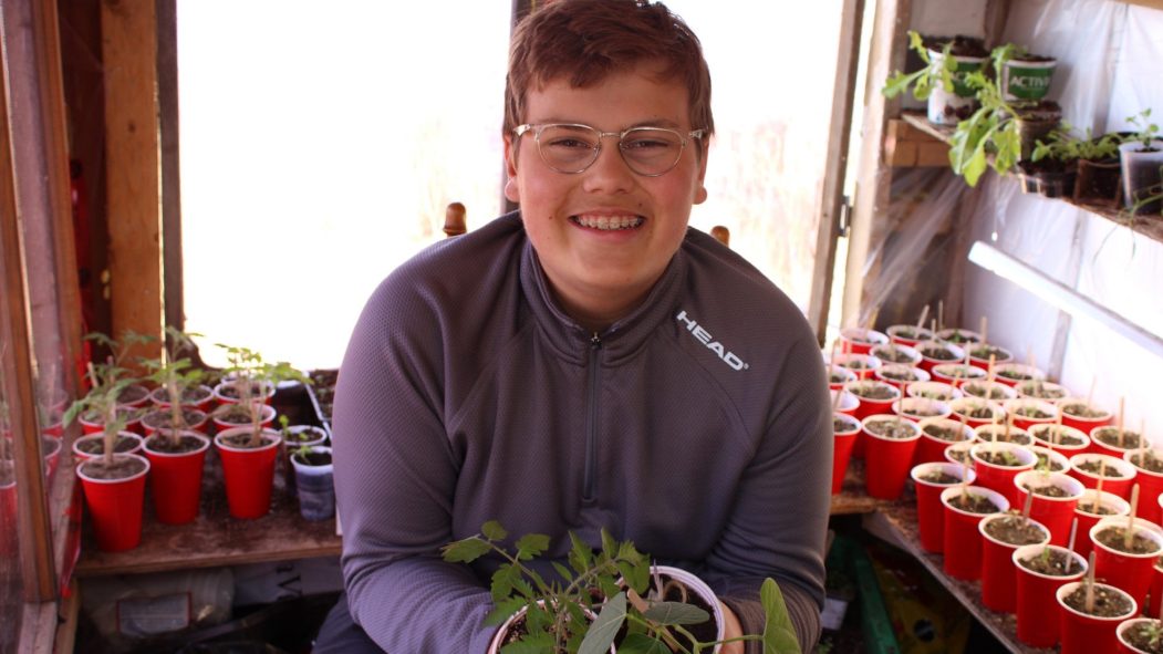 Alexandre-Fabien Gagné a à peine 13 ans et il est déjà devenu un as des semis. Dans sa maison et sa serre, il crée des plants de légumes et autres fines herbes qu’il livre dans son quartier de Pointe-aux-Trembles contre quelques dollars.