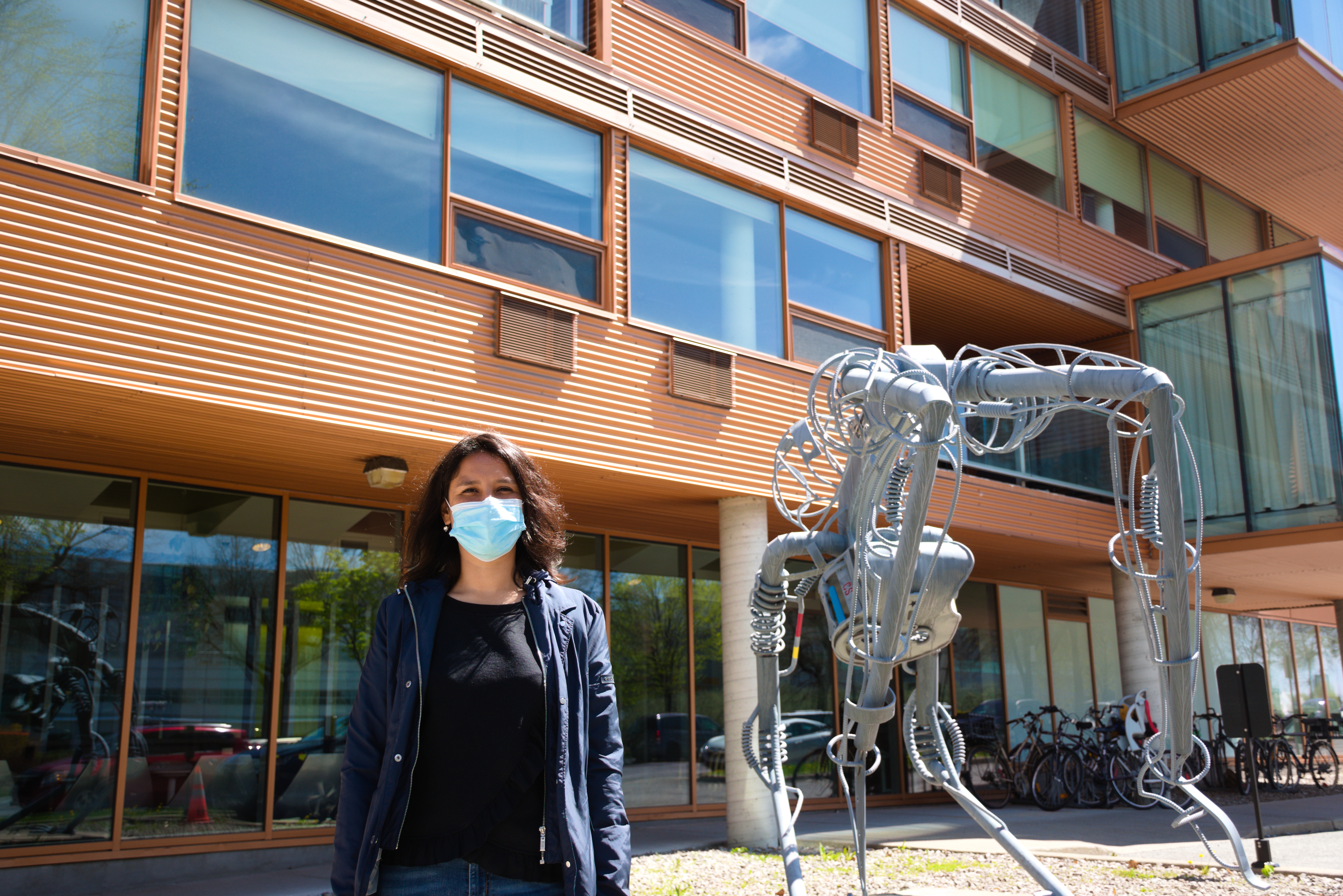 Ailin devant les résidences du Cirque du Soleil.