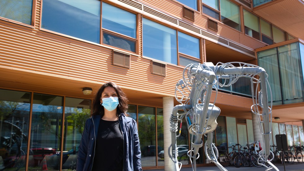 Ailin devant les résidences du Cirque du Soleil.