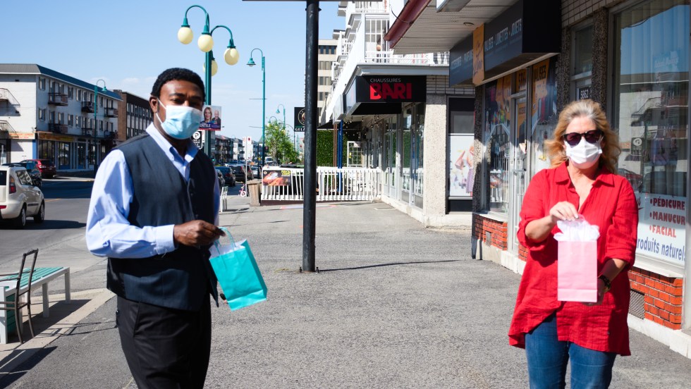 Les deux intervenants présentent un sac contenant des bons alimentaires