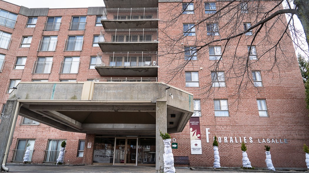 Trois résidences pour personnes âgées de Montréal sont montrées du doigt pour des manquements dans leur gestion de la crise de la COVID-19.
