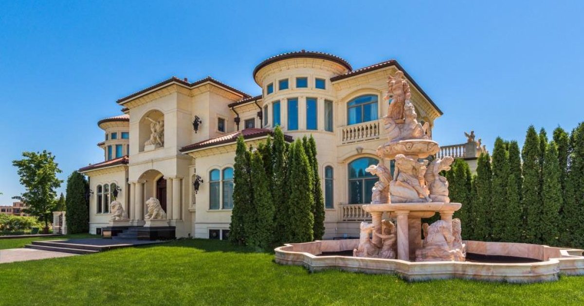 Villa grecque de 7,78 M à vendre dans le Nouveau SaintLaurent