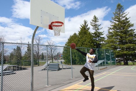 Un homme joue au basket-ball dans un terrain de Saint-Léonard.