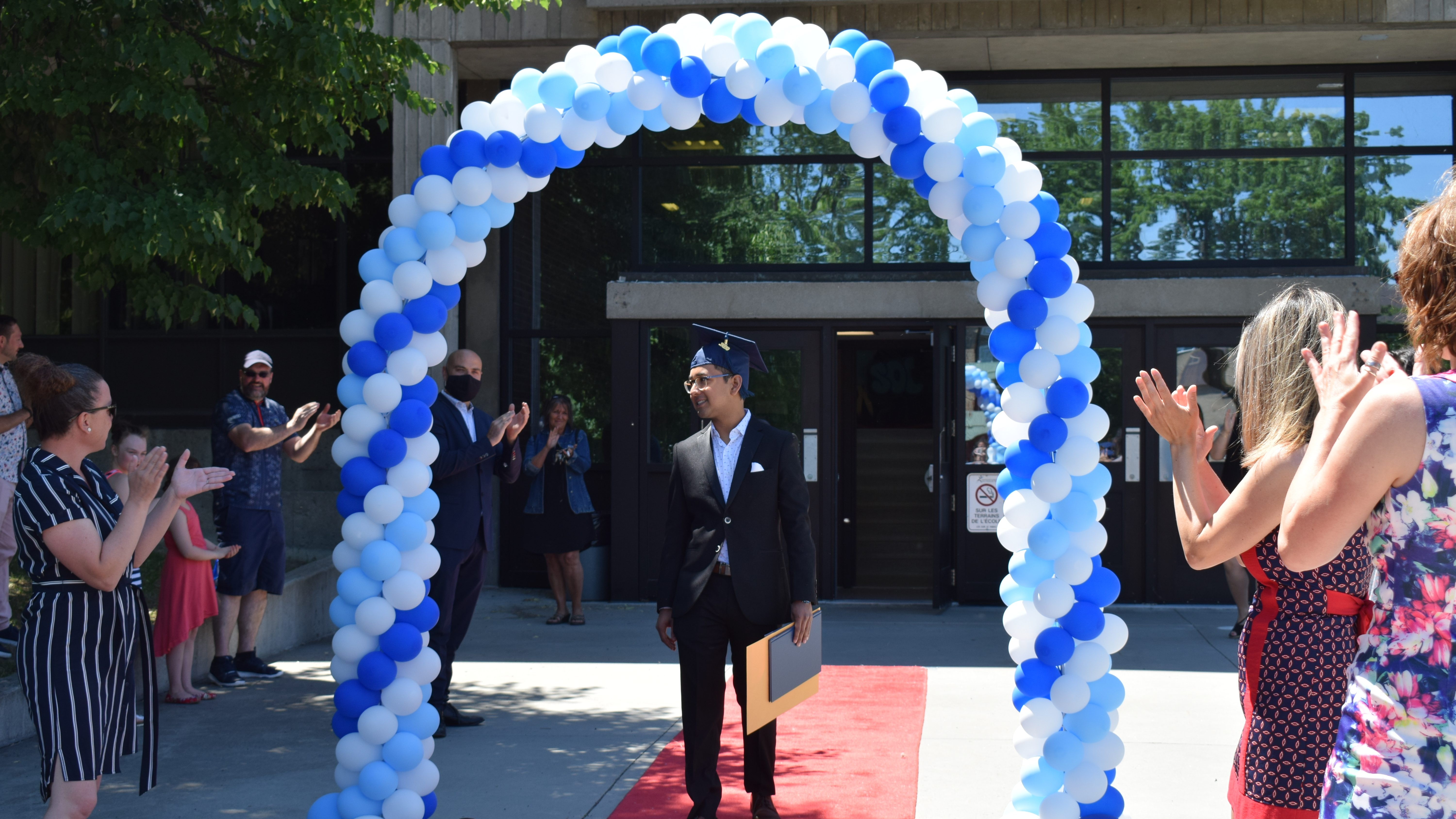 Pour pallier le manque d’un rite de passage important dans la vie des jeunes, l’école secondaire Daniel-Johnson a souhaité marquer le coup en organisant une cérémonie pour les finissants.
