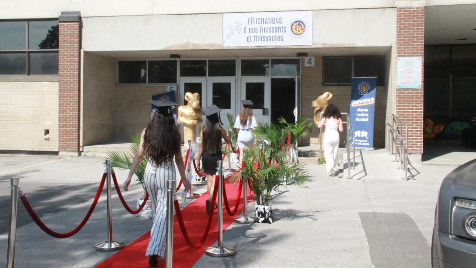 À défaut de s’éclater dans un bal des finissants, les élèves de cinquième secondaire de l’école secondaire Henri-Bourassa ont pu revoir leurs camarades de classe et être honorés lors d’une cérémonie en personne dans l’établissement scolaire.
