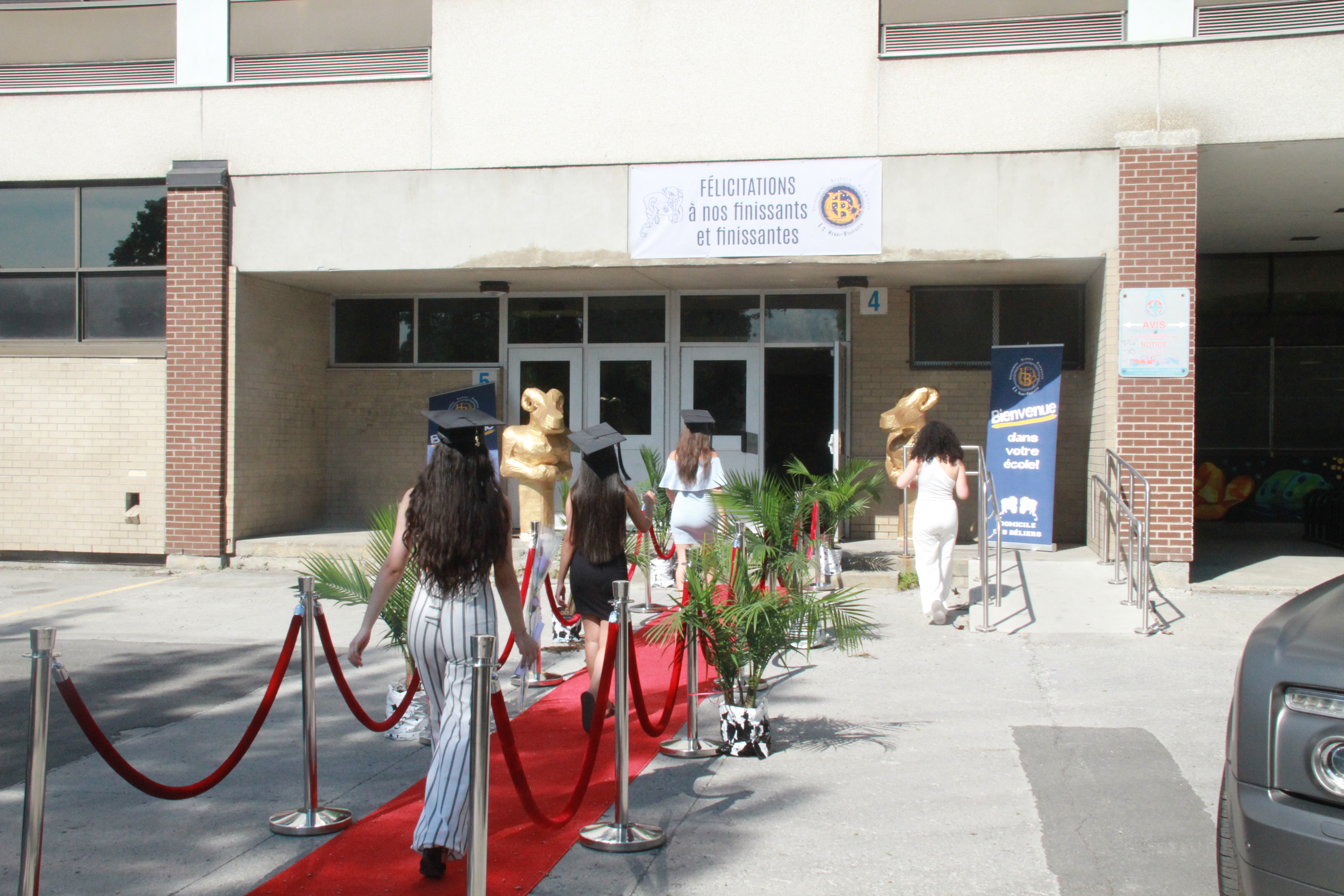 À défaut de s’éclater dans un bal des finissants, les élèves de cinquième secondaire de l’école secondaire Henri-Bourassa ont pu revoir leurs camarades de classe et être honorés lors d’une cérémonie en personne dans l’établissement scolaire.