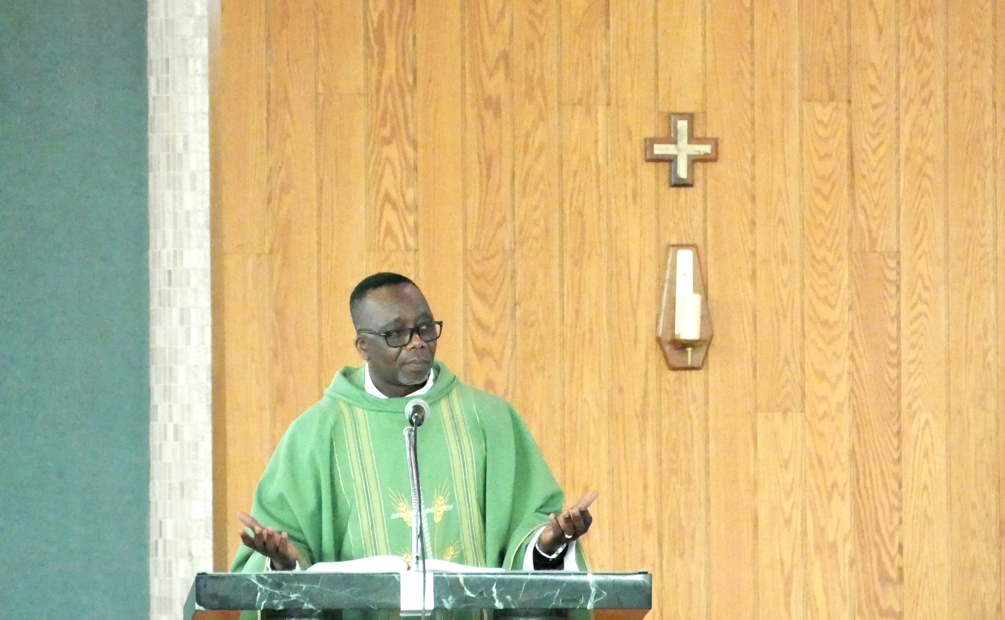 père Jean-Louis Nvougbia église Notre-Dame-des-Anges