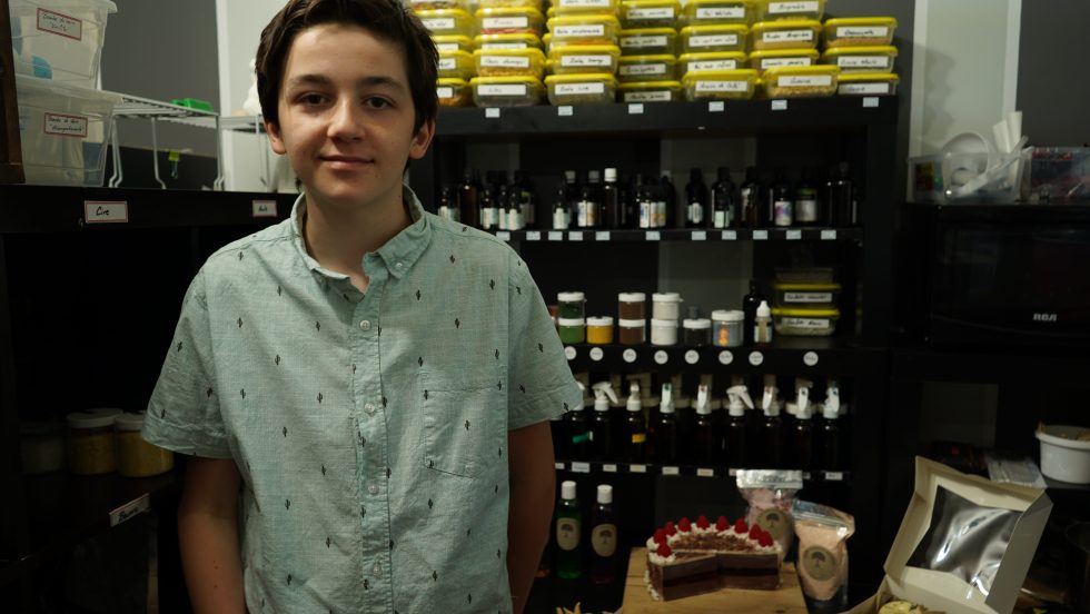 À 13 ans, Cédric Brodeur est déjà chef d’entreprise. Il y a sept ans, il a lancé sa compagnie de confection de savons artisanaux à Pointe-aux-Trembles.