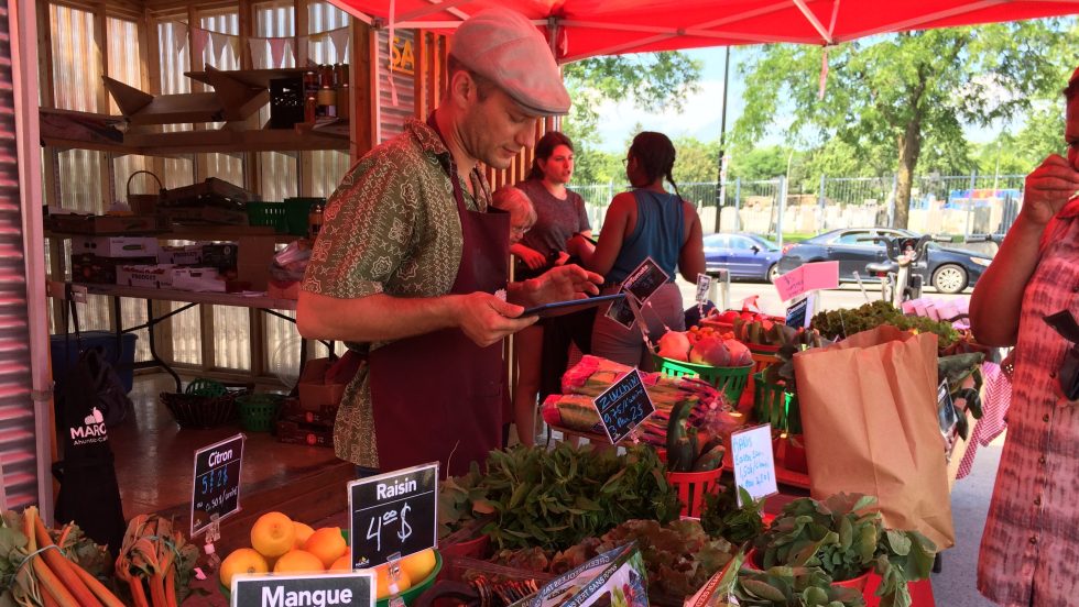 Vente de légumes frais près de la station de métro Sauvé