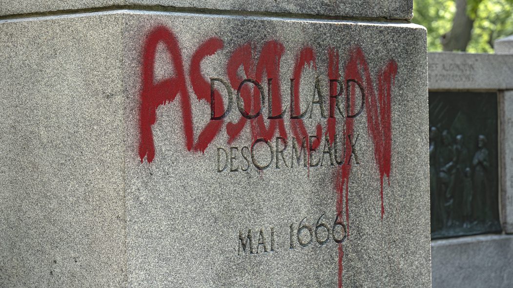 Le monument à Dollard-des-Ormeaux du parc Lafontaine vandalisé