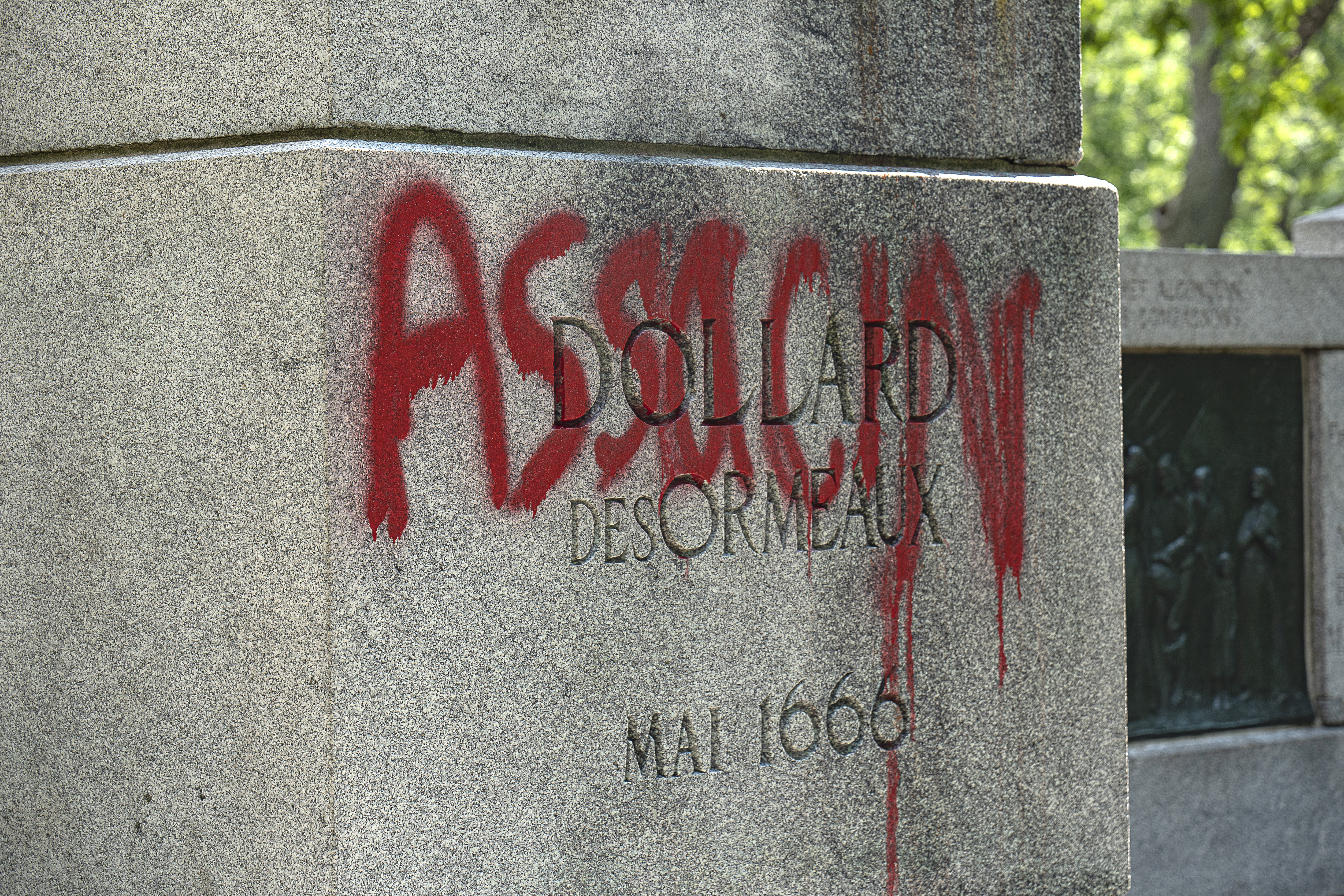Le monument à Dollard-des-Ormeaux du parc Lafontaine vandalisé