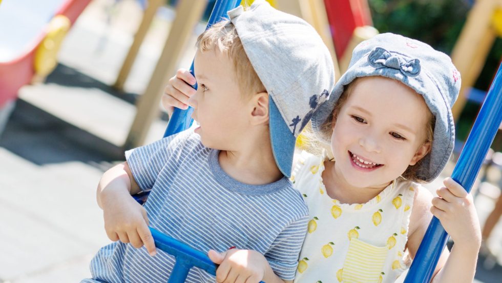 Des enfants sur un module de parc