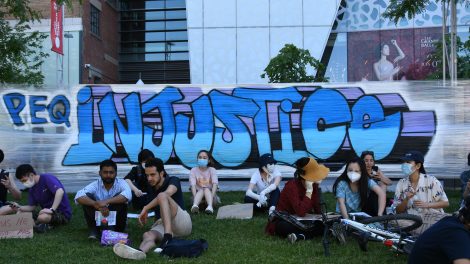 Une «performance artistique et militante» contre la réforme du PEQ à Montréal