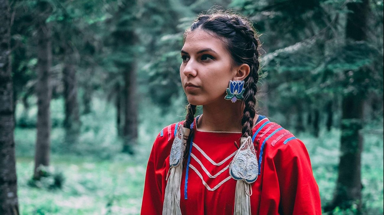 Emma Hassencahl-Perley a conçu une robe traditionnelle à clochettes en y intégrant des morceaux de la Loi sur les Indiens, qu’on peut la voir à la Biennale d’art contemporain autochtone (BACA) jusqu’au 30 juin.