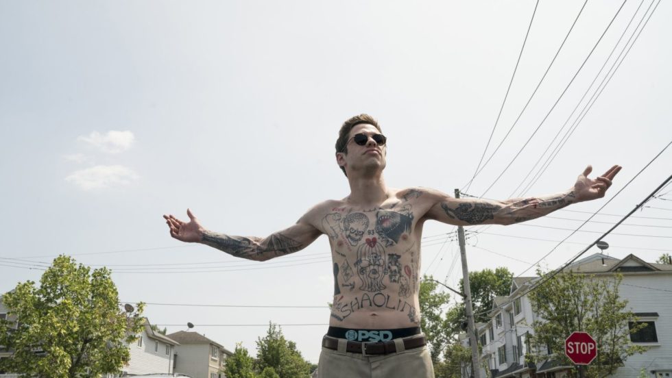L'acteur Pete Davidson, sans chandail, dans son rôle de Scott Carlin dans le film The King of Staten Island